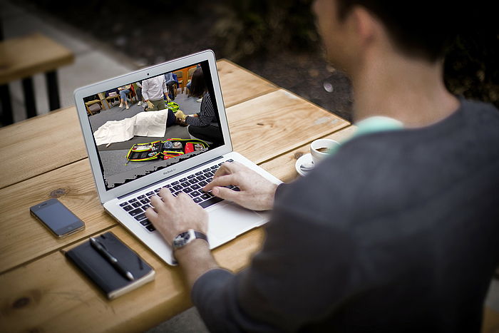 Jugendrotkreuzler arbeitet am Laptop. Foto: JRK Kreisverband Viersen