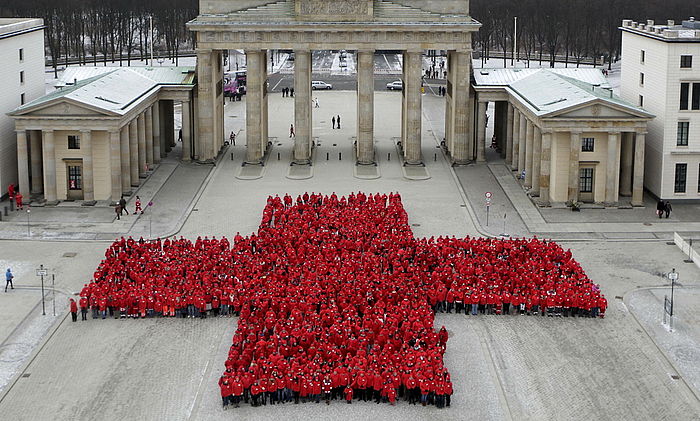 Rotkreuz-Mitglieder vor dem Brandenburger Tor. Foto: DRK