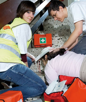 Der Schulsanitätsdienst bei einem Unfall. Foto: Jugendrotkreuz