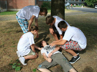 Der Schulsanitätsdienst bei einem Notfall. Foto: JRK Kreisverband Viersen Der Schulsanitätsdienst bei einem Notfall. Foto: JRK Kreisverband Viersen