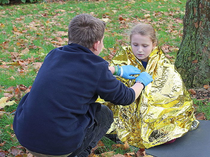 Ein Jugendrotkreuzler leistet Erste Hilfe. Foto: JRK Kreisverband Viersen Ein Jugendrotkreuzler leistet Erste Hilfe. Foto: JRK Kreisverband Viersen