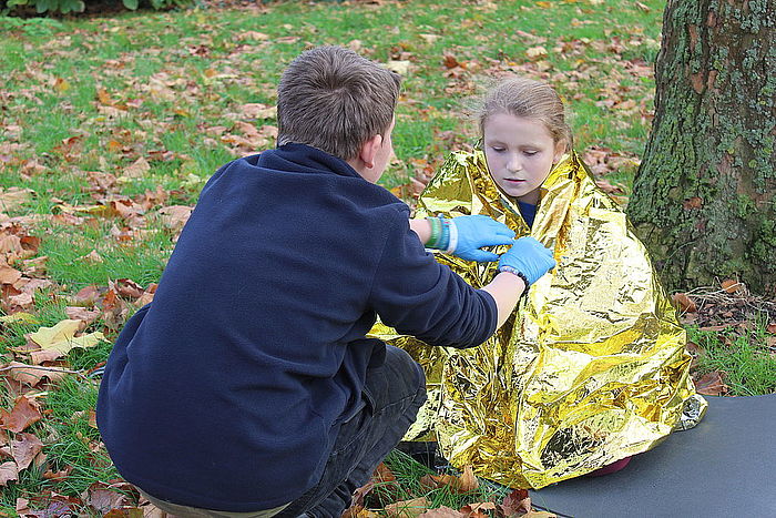 Jugendliche beim Erste-Hilfe-Training. Foto: JRK Niederkrüchten Jugendliche beim Erste-Hilfe-Training. Foto: JRK Niederkrüchten