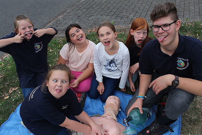 Jugendrotkreuzler bei der Gruppenstunde. Foto: JRK Niederkrüchten Jugendrotkreuzler bei der Gruppenstunde. Foto: JRK Niederkrüchten