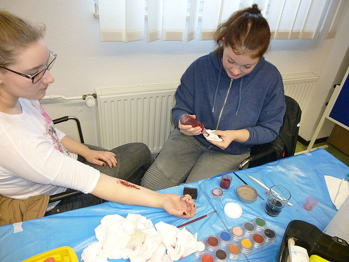 Jugendrotkreuzler bei der Notfalldarstellung. Foto: JRK KV Viersen