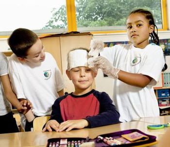 Bereits früh werden Kinder an die Erste Hilfe herangeführt. Foto: Jugendrotkreuz